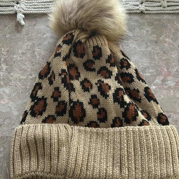 Cute winter hat - Picture 2 of 3
